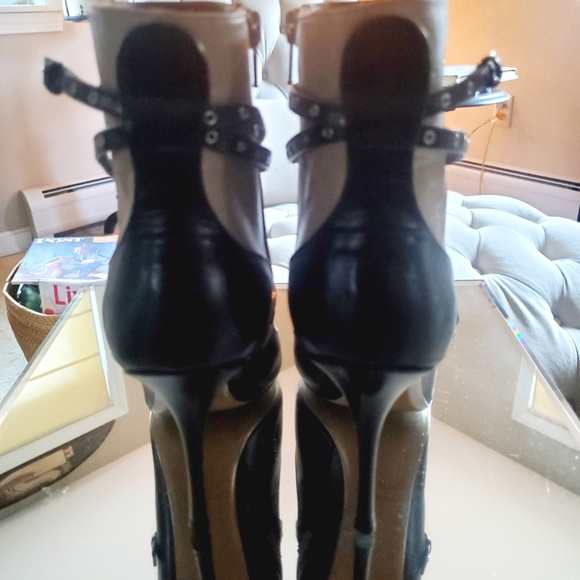 💯 Valentino Woven Cross Strap Booties 🔥 - Picture 4 of 16